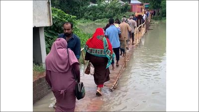 ব্রিজের বিকল্প হিসেবে দেওয়া সাঁকো ডুবে যায় পানিতে