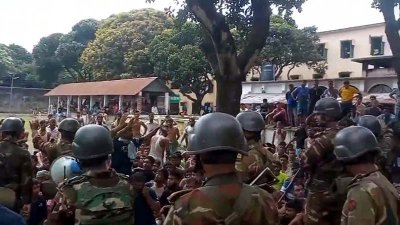বন্দিদের সঙ্গে কথা বলেন ৬৬ পদাতিক ডিভিশনের জিওসি মেজর জেনারেল সাকিল আহমেদ