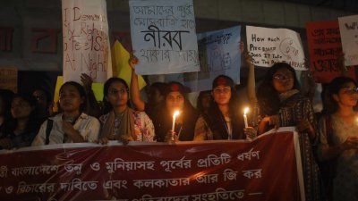 মৌমিতা দেবনাথকে ধর্ষণ ও হত্যার প্রতিবাদে রাস্তায় নেমেছেন ঢাকার নারীরাও