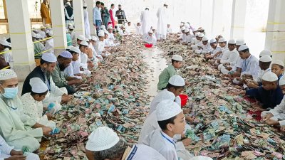চলছে টাকা গণনা (ছবি: বাংলা ট্রিবিউন)