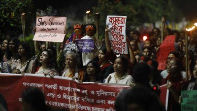 রাজু ভাস্কর্যের সামনে থেকে মশাল মিছিল বের করা হয় (ছবি: সাজ্জাদ হোসেন)