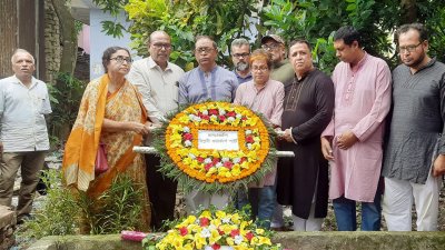 খন্দকার আলী আব্বাসের কবরে বিপ্লবী ওয়ার্কার্স পার্টির পক্ষ থেকে পুষ্পস্তবক অর্পণ করা হয়