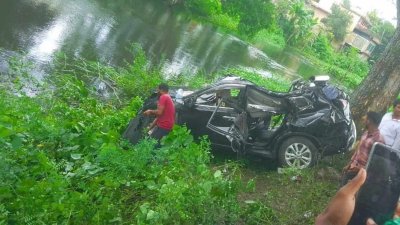 দুর্ঘটনায় দুমড়েমুচড়ে যাওয়া মাইক্রোবাস