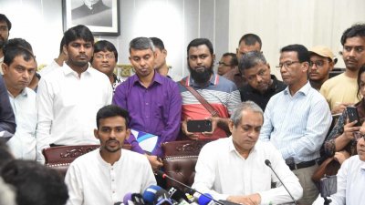 গণমাধ্যমে কথা বলছেন ক্রীড়া উপদেষ্টা।