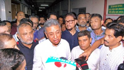 রবিবার বিকলে চট্টগ্রাম মেডিক্যাল কলেজ হাসপাতালে বৈষম্যবিরোধী ছাত্র আন্দোলনে আহত ব্যক্তিদের দেখতে যান বিএনপির স্থায়ী কমিটির সদস্য আমির খসরু মাহমুদ চৌধুরী