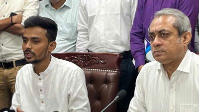 সংবাদমাধ্যমের সঙ্গে কথা বলেন আসিফ