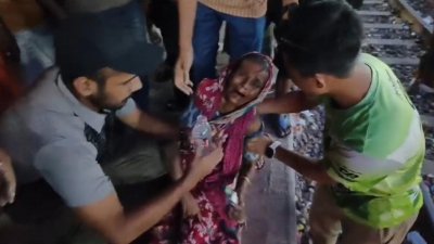 ব্রাহ্মণবাড়িয়ার আখাউড়া জংশন রেলওয়ে স্টেশনের কাছে চলন্ত ট্রেনের নিচে পড়েও অলৌকিকভাবে বেঁচে গেলেন জামিলা বেগম