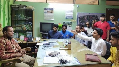 রেজিস্ট্রারের কাছে দাবি তুলে ধরেন শিক্ষার্থীরা