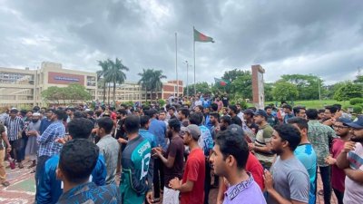 বিশ্ববিদ্যালয়ের উপাচার্যের পদত্যাগের দাবিতে বিক্ষোভ করে প্রশাসনিক ভবনের সব কক্ষে তালা ঝুলিয়ে দিয়েছেন শিক্ষার্থীরা