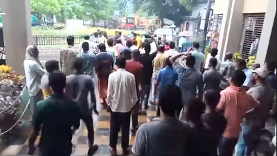 যশোর পৌরসভার সামনে সাধারণ মানুষের বিক্ষোভ