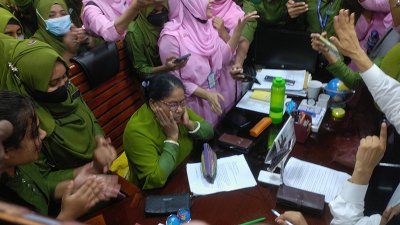 তাকে পদত্যাগে বাধ্য করেছেন শিক্ষার্থীরা