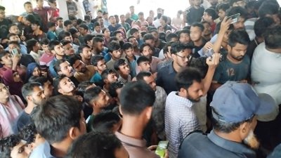 উপাচার্যকে পদত্যাগ না করতে শিক্ষার্থীদের বিক্ষোভ