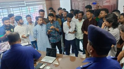 আওয়ামী লীগ নেতাদের নামে মামলা করে গ্রেফতারের দাবি জানান শিক্ষার্থীরা