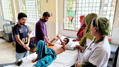 ময়মনসিংহ মেডিক্যাল কলেজ হাসপাতালে চিকিৎসাধীন তরুণ