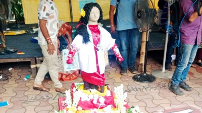 আরজি করে মৃত নারী চিকিৎসকের মূর্তিতে শ্রদ্ধা