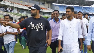 তামিমের সঙ্গে মিরপুর স্টেডিয়াম ঘুরে দেখছেন ক্রীড়া উপদেষ্টা।