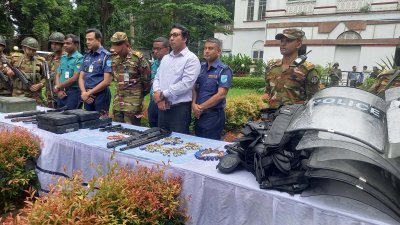 গাজীপুরের বিভিন্ন থানা থেকে লুট হওয়া অস্ত্র, গোলাবারুদ, বিপুল পরিমাণ গুলি এবং অন্যান্য সরঞ্জামাদি উদ্ধার করা হয়েছে