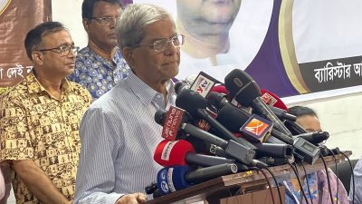 বক্তব্য দিচ্ছেন মির্জা ফখরুল ইসলাম আলমগীর