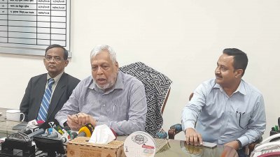 রেল ভবনে নিজ দফতরে সাংবাদিকদের সঙ্গে কথা বলেন রেলপথ মন্ত্রণালয়ের উপদেষ্টা মুহাম্মদ ফাওজুল কবির খান