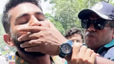 বৈষম্যবিরোধী ছাত্র আন্দোলনের সময় নাহিদুল ইসলামের মুখ চেপে ধরেন পরিদর্শক আরশাদ হোসেন