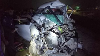 দুমড়ে-মুচড়ে যাওয়া মাইক্রোবাস (ছবি: বাংলা ট্রিবিউন)