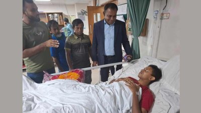 হাসপাতালে চিকিৎসাধীন কলেজছাত্র শাকিল