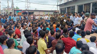 আন্দোলনরত শ্রমিকদের সঙ্গে কথা বলছেন সেনা সদস্যরা