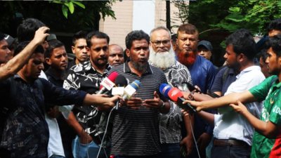মানববন্ধনে সাবেক ফুটবলার আলফাজ