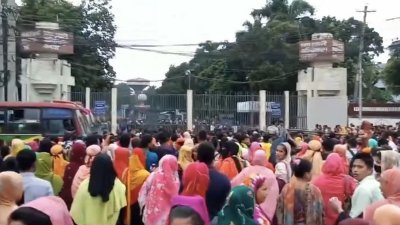 চাকরির দাবিতে বিক্ষোভ
