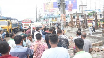 শোভাযাত্রায় মারামারির ছবি তোলায় হামলার শিকার হয়েছেন দৈনিক যুগান্তরের ফটোসাংবাদিক হাসফিকুর রহমান পরাগ