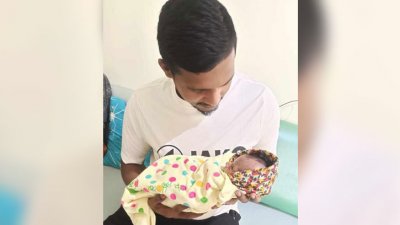 সন্তান কোলে নাইম