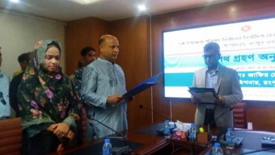 বেলা ১১টার দিকে রংপুর বিভাগীয় কমিশনারের কনফারেন্স কক্ষে গঙ্গাচড়া উপজেলা পরিষদ চেয়ারম্যান হিসেবে শপথ গ্রহণ করেন মোকাররম হোসেন
