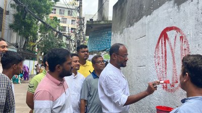 দেয়ালে গ্রাফিতি আঁকছেন সুলতান সালাহউদ্দিন টুকু