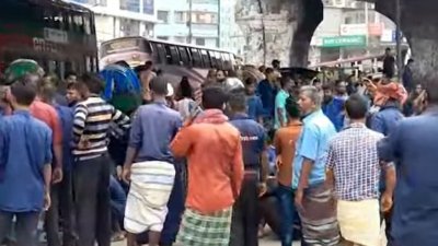 সড়ক অবরোধ করে অটোরিকশা চালকদের বিক্ষোভ