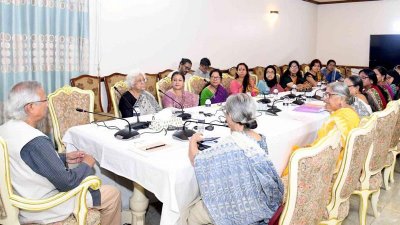 প্রধান উপদেষ্টা ড. মুহাম্মদ ইউনূসের সঙ্গে তার কার্যালয়ে নারী নেত্রীদের বৈঠক