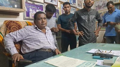 ফকির আব্দুল কাদেরকে অবরুদ্ধ করে রাখেন শিক্ষার্থীরা