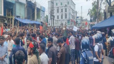 ৪ আগস্ট জয়পুরহাট শহরের পাঁচুর মোড়ে বিক্ষোভকারীদের সঙ্গে আইনশৃঙ্খলা রক্ষাকারী বাহিনীর সংঘর্ষ