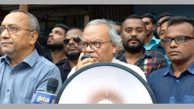 বিক্ষোভ সমাবেশে বক্তব্য রাখছেন রুহুল কবির রিজভী