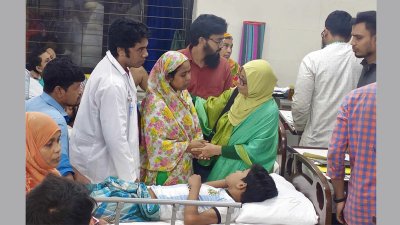 হাসপাতালে আহতদের খোঁজখবর স্বাস্থ্য উপদেষ্টা