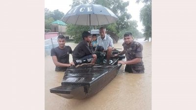 নৌকা ও ট্রলারের মাধ্যমে পানিবন্দি মানুষের নিরাপদ আশ্রয়স্থানে নিয়ে আসছে বিজিবি