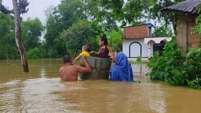 ফেনীতে বন্যায় আশ্রয়কেন্দ্রে যাচ্ছেন মানুষ