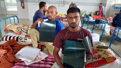 নীলফামারী জেনারেল হাসপাতালের নতুন ভবনের চার তলায় ছররার গুলির যন্ত্রণায় কাতরাচ্ছেন ৮ জন আন্দোলনকারী