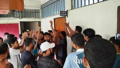 শিক্ষক সমিতির কার্যালয় ঘেরাও করে বিক্ষোভ করেন শিক্ষার্থীরা