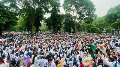 কেন্দ্রীয় শহীদ মিনারে অবস্থান নিয়েছেন চিকিৎসকরা