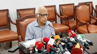 সাংবাদিকদের সঙ্গে কথা বলছেন শিক্ষা উপদেষ্টা ওয়াহিদউদ্দিন মাহমুদ