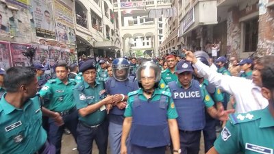 পুলিশের হেফাজতে আসামিরা
