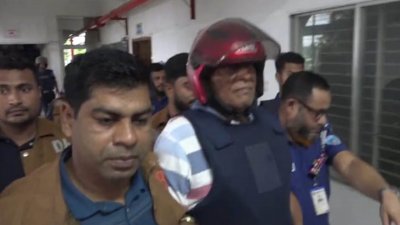 দুপুরে তাজুল ইসলামকে পুলিশের বুলেট প্রুফ জ্যাকেট ও হেলমেট পরিয়ে ব্রাহ্মণবাড়িয়ার সিনিয়র জুডিশিয়াল ম্যাজিস্ট্রেট চতুর্থ আদালতে তোলা হয়