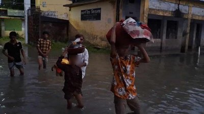 আশ্রয়কেন্দ্রে আসছে মানুষ