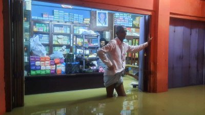 দোকানপাট ডুবে গেছে