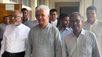 আদালত চত্বরে আদিলুর রহমান খান ও এ এস এম নাসির উদ্দিন এলান (ফাইল ছবি)